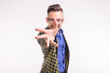 İnsanlar ve jest kavramı - genç adam sen onunla, gülümseyerek, gözlüklü gelmemi davet