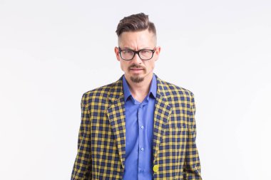 Sakal ve bıyık beyaz arka plan üzerinde durup gözlüklü ceketli yakışıklı adamı