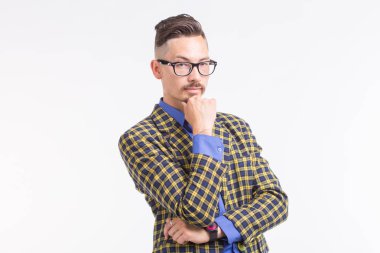 Sakal ve bıyık beyaz arka plan üzerinde durup gözlüklü ceketli yakışıklı adamı