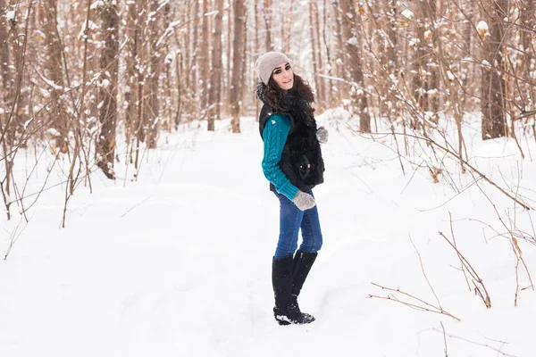 Jovem feliz andando no inverno. Menina bonita na natureza nevada — Fotografia de Stock