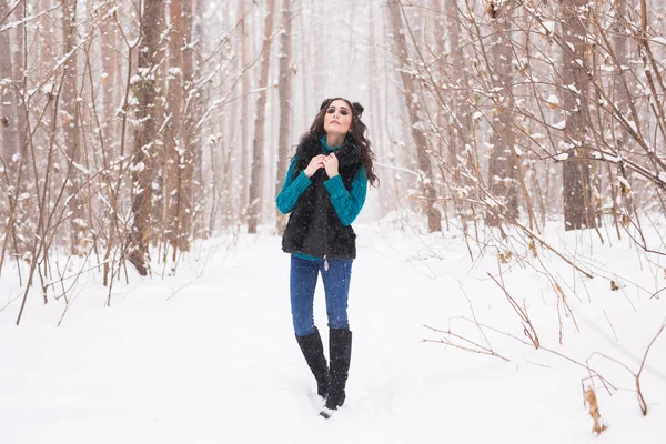 Jovem feliz andando no inverno. Menina bonita na natureza nevada — Fotografia de Stock