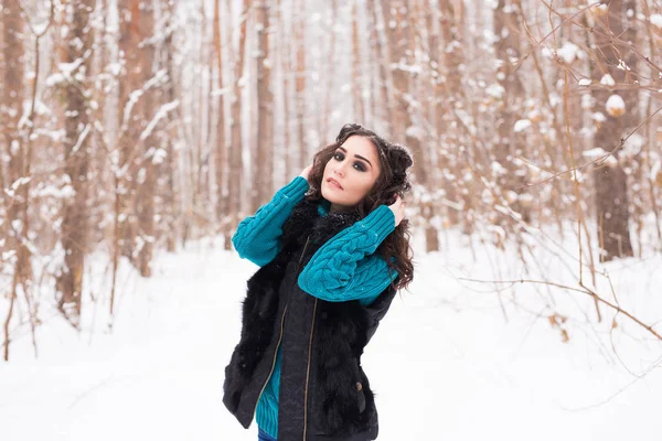 Jovem mulher bonita andando no inverno parque nevado no dia ensolarado — Fotografia de Stock