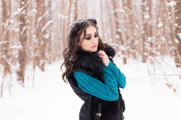 Feliz joven mujer caminando en invierno. Chica bonita en la naturaleza nevada —  Fotos de Stock