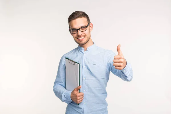 Gesto de aprobación y concepto de corrección - Feliz hombre guapo mostrando el pulgar hacia arriba sobre fondo blanco — Foto de Stock