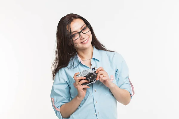 사진 작가, 취미와 여가 개념-흰색 배경에 고립 된 레트로 카메라와 함께 웃는 예쁜 젊은 여자의 초상화 닫기 — 스톡 사진