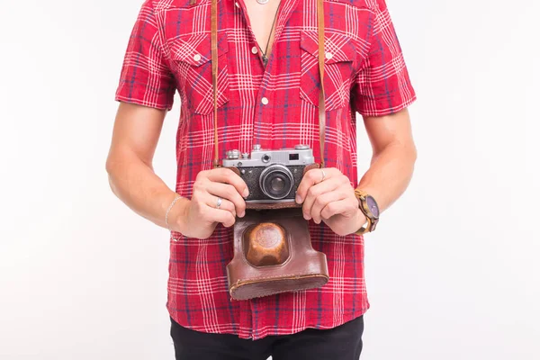 Винтаж, фотограф и концепция людей - ретро-камера в руках человека на белом фоне — стоковое фото