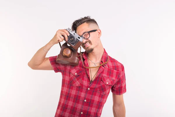 ヴィンテージ、写真家、人々 のコンセプト - 白背景にレトロなカメラでハンサムな男 — ストック写真