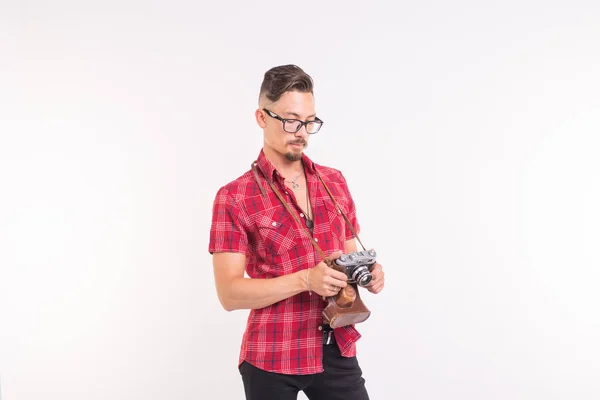 Παλιάς χρονολογίας, φωτογράφος και άνθρωποι έννοια - όμορφος άνδρας με ρετρό κάμερα πάνω από το λευκό φόντο με αντίγραφο χώρου — Φωτογραφία Αρχείου