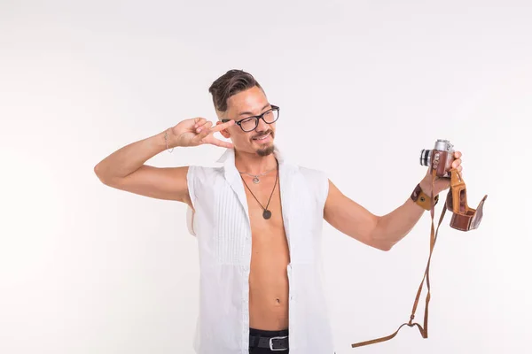 Vintage, modellering, folk koncept-ung man att göra selfie av retro kamera — Stockfoto