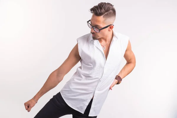 Pessoas, vestuário e conceito de estilo - jovem sexy bonito homem posando em camisa branca no fundo branco — Fotografia de Stock