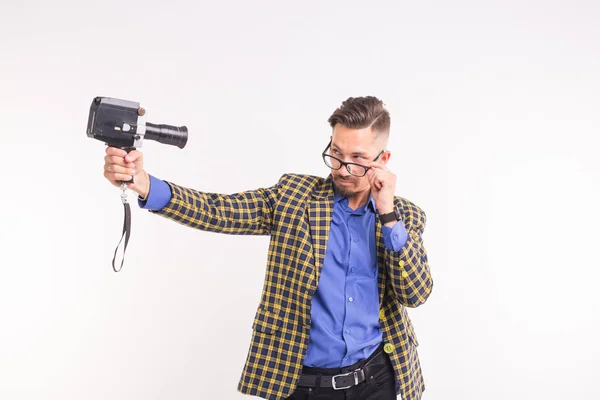 Technológiák, a fényképezés és a fő koncepció - vicces barna fiatalember véve selfie, fehér háttér kamera portréja — Stock Fotó