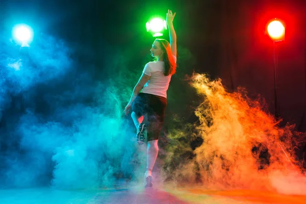 Hip-hop, jazz-funk, tecktonik, waacking, trance y street dances concept - Mujer joven bailando jazz-funk en el estudio — Foto de Stock