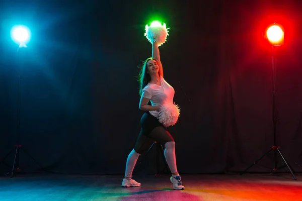 Retrato completo de animadora bailando con pompones — Foto de Stock