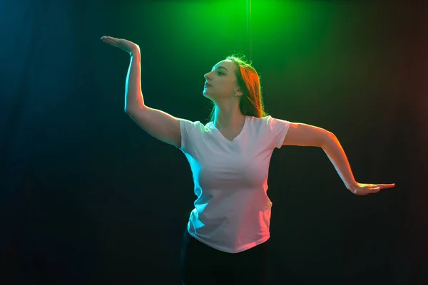 Люди и танцевальная концепция - Крупный план портрета танцовщицы джаз-фанка в студии — стоковое фото