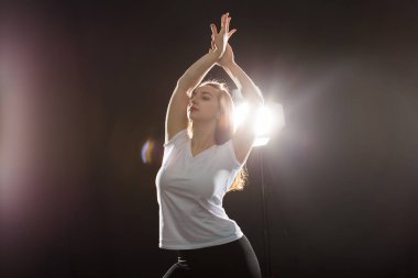 İnsanlar ve kavram - yakın genç atletik kadının sokak dansı stüdyoda dans dans