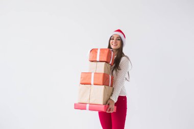 Noel ve tatil kavramı - kopya alanı ile beyaz arka plan üzerinde birçok hediyeler ile Noel Baba şapkalı kadın