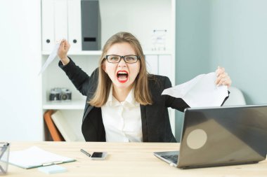 Stres, ofis, isterik, insanlar kavramı - agresif bir sürü iş ofiste kadınla