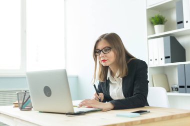 İş, web tasarım ve grafik sanat kavramı - fare kullanarak gözlük gülümseyen güzel kadın tava kroki aygıt
