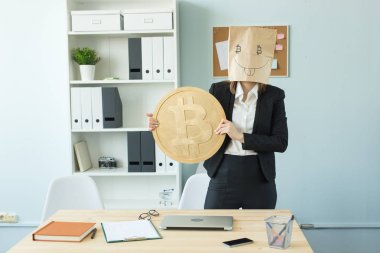 Kripto para birimi, para, blockchain kavramı - başında paketiyle komik kadın göster bize büyük bir bitcoin. O deli gibi görünüyor