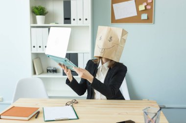 İş, duygu ve para kavramı - deli kadın ofis boyalı komik surat paketiyle onun başının üstüne koy. Gözlerinde dolar işareti