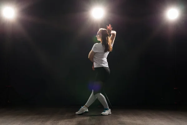 Hip-hop, jazz-funk, tecktonik, waacking, trance y street dances concept - Mujer joven bailando jazz-funk en el estudio — Foto de Stock