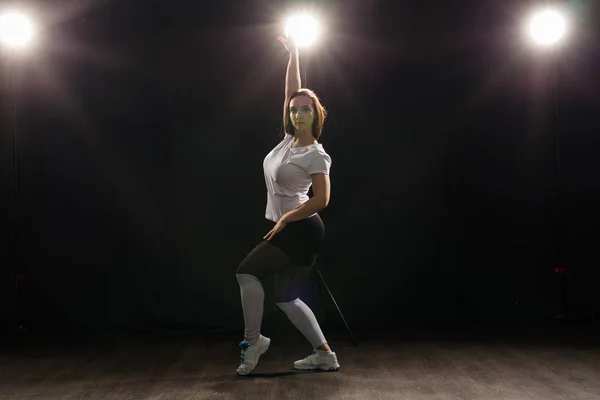 Gente y concepto de baile - Mujer bonita bailando jazz funk sobre fondo oscuro — Foto de Stock