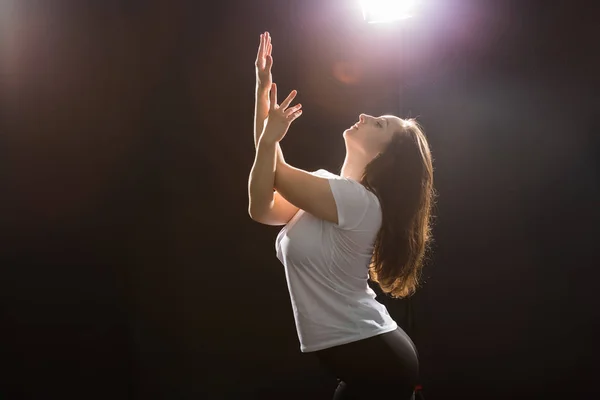 Gente y concepto de baile - Primer plano de la joven atlética bailando danza callejera en el estudio — Foto de Stock