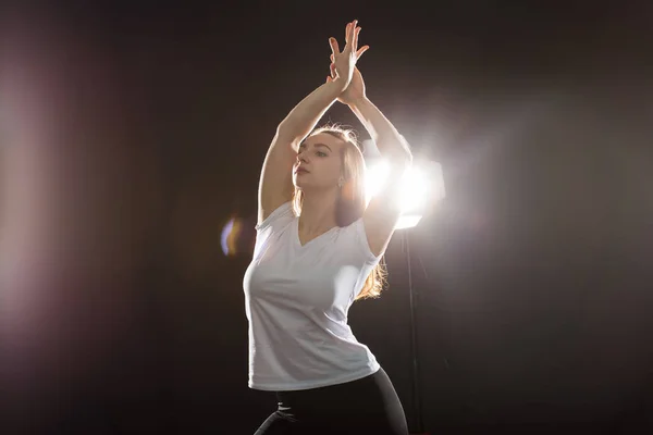 Gente y concepto de baile - Primer plano de la joven atlética bailando danza callejera en el estudio — Foto de Stock