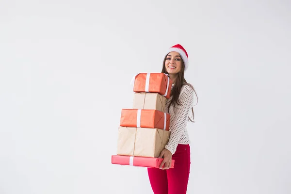 Noel ve tatil kavramı - kopya alanı ile beyaz arka plan üzerinde birçok hediyeler ile Noel Baba şapkalı kadın — Stok fotoğraf