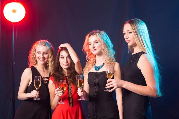 Festa, feriados, celebração e conceito de véspera de ano novo - Jovem alegre que clama copos de champanhe na festa — Fotografia de Stock