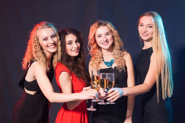Fiesta, vacaciones, celebración y concepto de vida nocturna - amigas sonrientes con copas de champán en el club —  Fotos de Stock