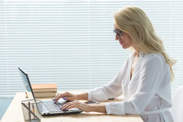 Concept de technologie, d'entreprise et de personnes - Belle femme dans les lunettes de travail à l'ordinateur — Photo