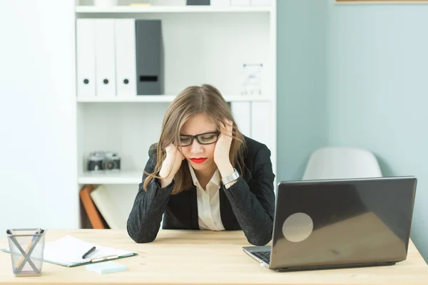 스트레스, 사무실, hysteric, 사람들이 개념-사무실에서 작업의 많은 적극적인 여자 — 스톡 사진