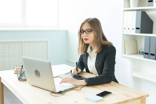 Illustratorin, Webdesignerin und Konzeptkünstlerin - Grafikerin mit Stift-Tablet im hellen Büro — Stockfoto