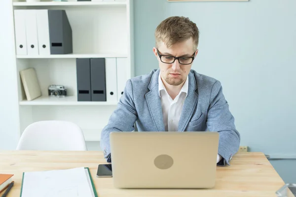 Ludzi biznesu, technologii i koncepcji - przystojny mężczyzna pracujący w biurze na laptopie — Zdjęcie stockowe