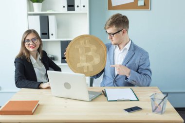 Blockchain, kripto para birimi ve web para kavramı - iş kadını ve bitcoin tutan adam portresi