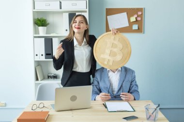 Para, kripto para birimi ve insanlar kavramı - iş kadın kapalı büyük bitcoin Office tarafından yüz mans