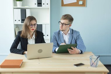İş, takım çalışması ve insanlar kavramı - ciddi adam ve ofis Projesi'nde çalışan çekici kadın portre.