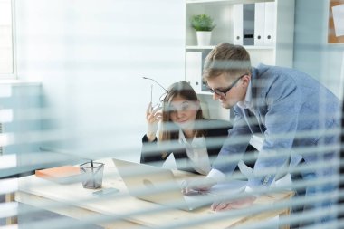 İş, takım çalışması ve insanlar kavramı - kadın ve erkek are çalışma birlikte ofiste