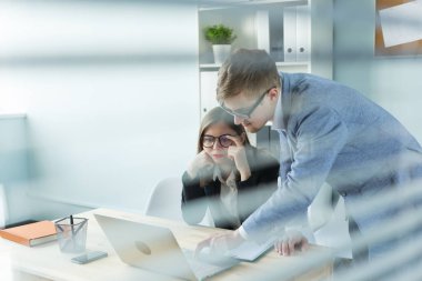 İş, takım çalışması ve insanlar kavramı - ciddi adam ve ofis Projesi'nde çalışan çekici kadın portre.