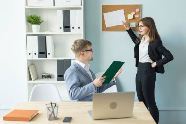 İş, takım çalışması ve insanlar kavramı - kadın ve erkek görüşüyorlar projelerine birlikte ofiste