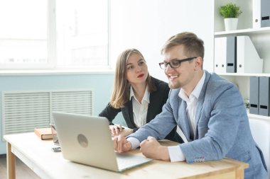 İş adamları, takım çalışması ve office kavramı - kadın ve erkek birlikte Office Başlangıç projesi çalışıyoruz