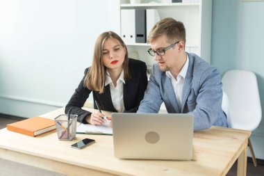 İş insanlar, takım çalışması ve office kavramı - masada oturan ve bazı ilginç başlangıç projesi tartışmaya erkek ve kadın meslektaşım.