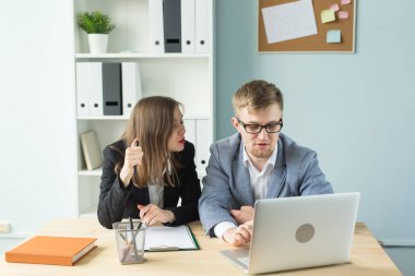 İş adamları, takım çalışması ve office kavramı - kadın ve erkek birlikte Office Başlangıç projesi çalışıyoruz