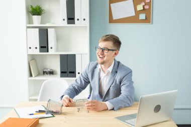 Ofis, iş adamları, sonu kavramı - Yöneticisi çalışmaları sırasında Oyuncak süpermarket arabası ile ofiste ile oynuyor