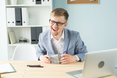 Ofis, iş adamları, sonu kavramı - Yöneticisi çalışmaları sırasında Oyuncak süpermarket arabası ile ofiste ile oynuyor