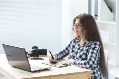 Çalışma, iş, teknoloji ve tasarımcı kavramı - tablet kullanarak ve dizüstü izlerken genç kadın