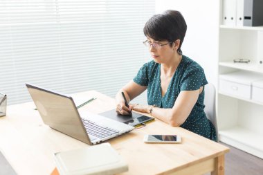 İş, web tasarım ve grafik sanat kavramı - pan kullanan orta yaşlı kadın kroki aygıt