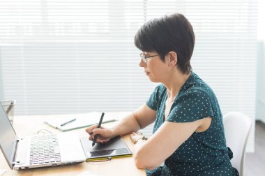 İş, web tasarım ve grafik sanat kavramı - pan kullanan orta yaşlı kadın kroki aygıt