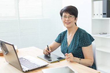 İş, teknoloji ve insan-kadın kavramı kullanmak laptop çalışma pikap iğnesi